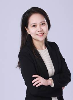 穿黑色衣服的人在微笑 描述已自动生成